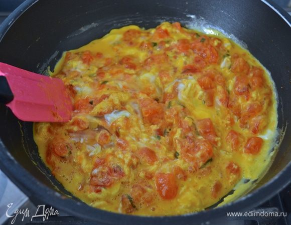 А затем энергично перемешать и жарить на среднем огне 3-5 минут, помешивая. Чем чаще, тем нежнее и воздушнее получится Ваша болтунья! ))