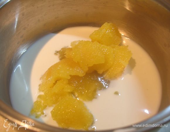 Медовый мусс с облепихой. 
Доску с толстой пленкой и кольцом для формирования торта отправить в морозилку. 
Замочить желатин. 
Молоко соединить с медом и поставить на маленький огонь до растворения меда. Добавить облепиховое пюре (60 г). 