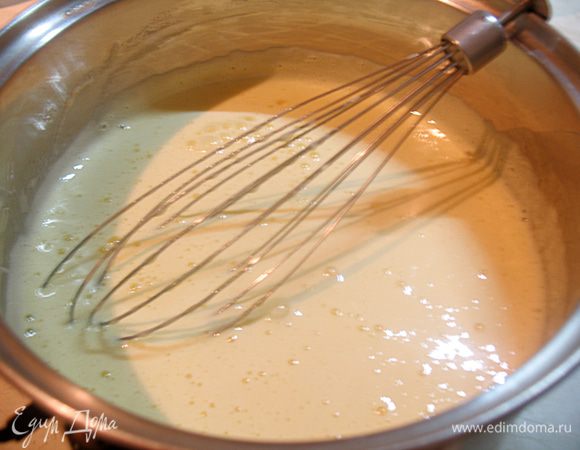 Горячую молочно-медовую смесь тонкой струйкой влить во взбитые желтки постоянно помешивая. Поставить на огонь и помешивая довести до 85°С. 