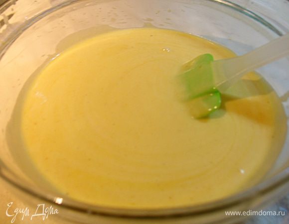 Взбить сливки до устойчивых пиков. Аккуратно в несколько приемом ввести в медовую смесь. Мусс готов. 