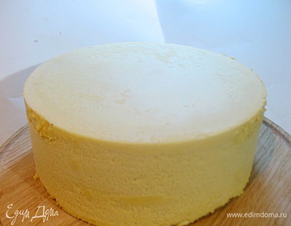 Сборка. Собираем торт сверху вниз. 
Вынуть из морозилки крем и медовик. 
Достаем из морозилки доску с кольцом диаметром 18 см и вылить туда 1/3 мусса. Сверху на мусс положить медовик, слегка вдавливая его в мусс, затем кладем кремы, при помощи кондитерского мешка заполняем боковинки.  Затем кладем крамбл и заполняем муссом до краев крамбла. Если мусса не хватает то можно поджать кольцо. Ставим в морозилку минимум на 2 часа. 