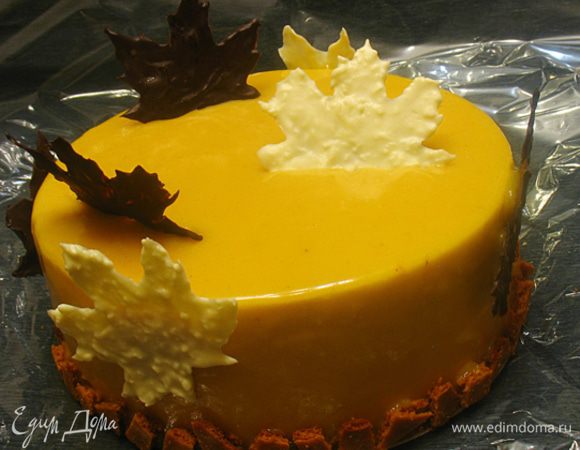 Украшаем по желанию. У меня это шоколадные листья. Покрывала листья клена растопленным шоколадом, отправляла в морозилку, а затем сняла их. 