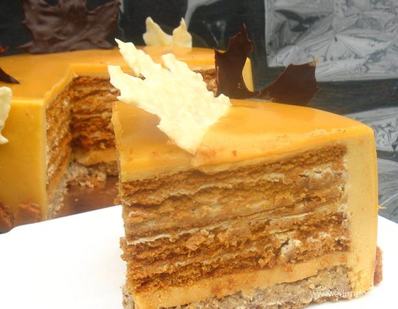 Нагреваем нож и режем торт. Приятного аппетита!!! 