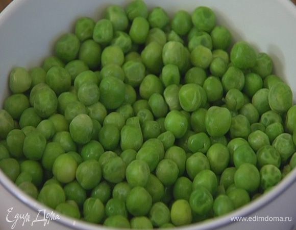 Горошек предварительно разморозить.
