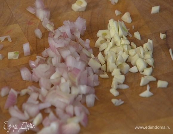 Лук и чеснок почистить и мелко порубить.
