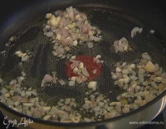 Разогреть в сковороде 1 ст. ложку оливкового масла и обжарить лук и чеснок.