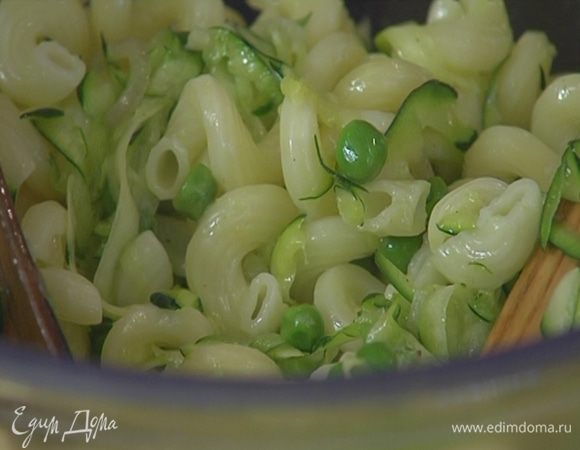 Отваренные макароны соединить с овощами и горошком, все перемешать.