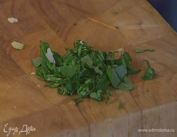 Базилик мелко порубить, добавить к макаронам с овощами и еще раз перемешать.