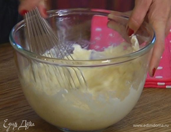 Яйца посолить, поперчить, соединить с творогом и все вымешать венчиком.