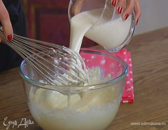 Продолжая вымешивать яично-творожную массу, влить молоко.