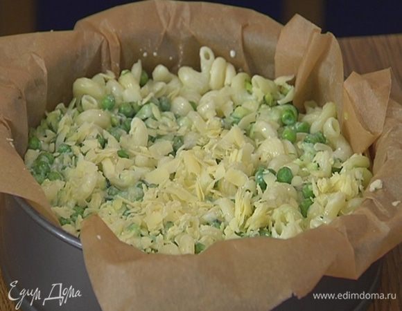 Макароны с овощами выложить в форму, равномерно распределить, слегка утрамбовать и залить яично-творожной массой.