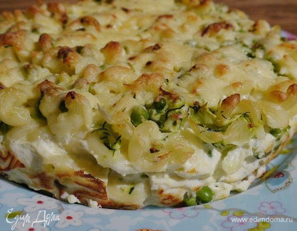 Посыпать оставшимся сыром и запекать в разогретой духовке 20 минут.