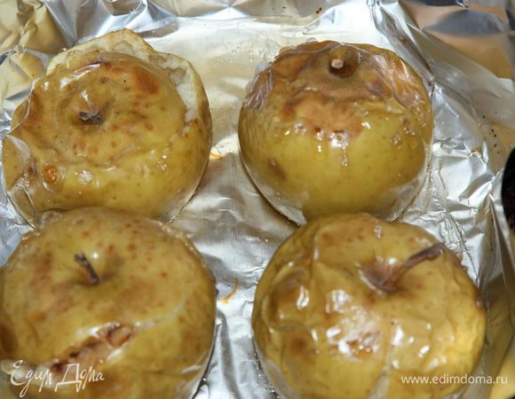 Подготовительные работы: яблоки (у меня семиренко 4 небольших яблока) запекаем в духовке. Затем остужаем до удобного теплого состояния и освобождаем от всего ненужного: чайной ложкой выскребаем пюре. Кожуру и  серединку с семечками выбрасываем.