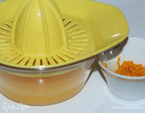 Добываем цедру и сок из 1 апельсина.