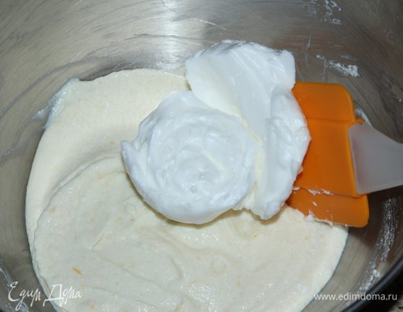 Порциями аккуратно вмешиваем взбитый белок в творожно-яблочную массу.