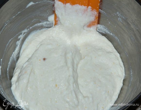 Получаем пышную и воздушную массу.