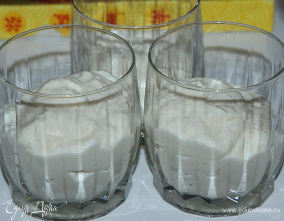 Раскладываем по порционным стаканам (креманкам, вазочкам) и отправляем в холодильник на 20-25 минут.