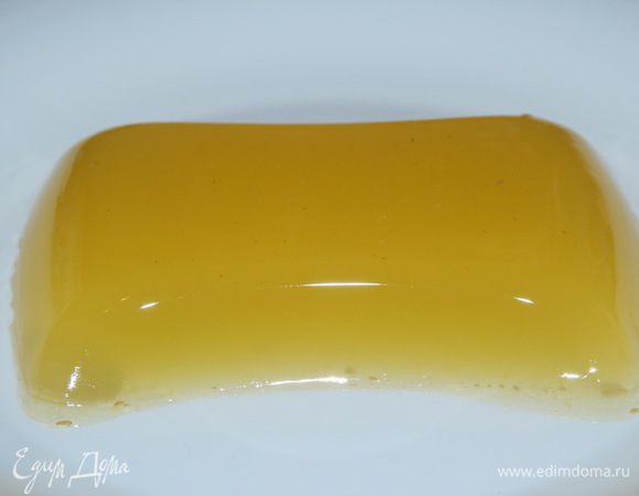 За это время желе наше застыло, выкладываем его на плоское блюдо.