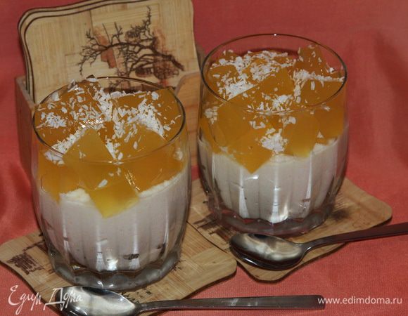 Вынимаем наш мусс из холодильника, сверху выкладываем апельсиновое желе и посыпаем кокосовой стружкой. Все, наш десерт готов - СМАЧНОГО! На фото всего два стаканчика, потому что некоторые тети слопали мусс, не дождавшись апельсинового желе...