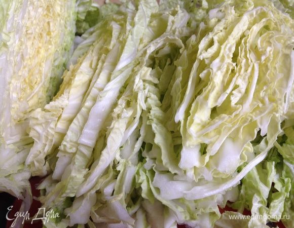 Шинкуем пекинскую капусту.