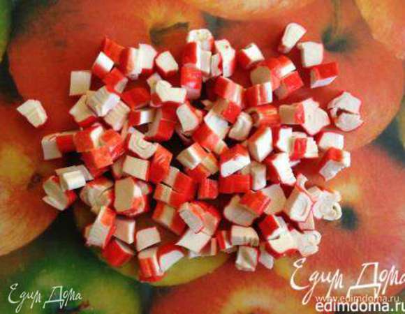 Крабовые палочки режем средними кубиками.