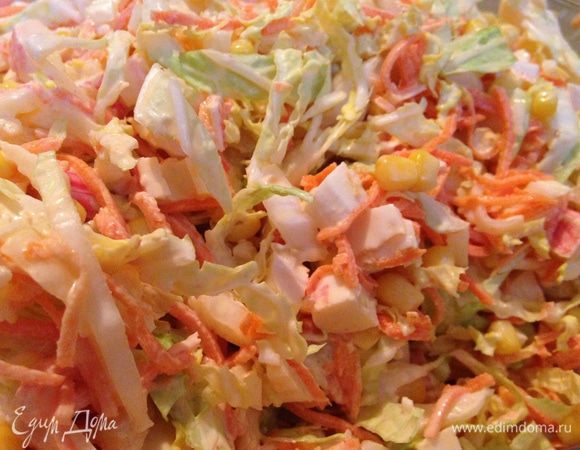 Складываем капусту и крабовые палочки в большую миску, добавляем туда же отцеженные от жидкости корейскую морковь и кукурузу, заправляем майонезом и хорошо перемешиваем.