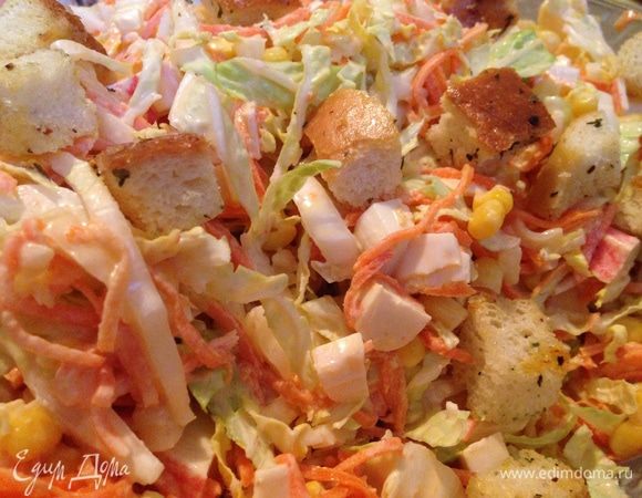 Перед подачей посыпаем салат сухариками (у меня остались самодельные крутоны из салата "Ревнивица", а обычно я добавляю покупные белые сухари).
Я никогда не перемешиваю салаты с сухарями, потому что сухари быстро размокают и после этого только портят салат. Я всегда выкладываю сухари сверху:
- это и выглядит красивее
- и позволяет не брать их, если вы не любитель
- легко удалить после размокания.
Приятного аппетита!