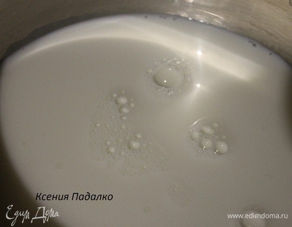 Молоко налить в кастрюлю, добавить к нему сливочное масло. Поставить на медленный огонь.