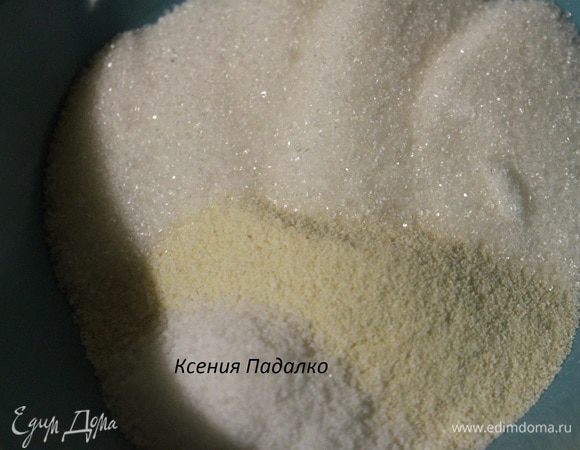 Манную крупу смешать с сахаром и ванильным сахаром. (Смешав манку с сахаром, можно не опасаться, что крупа в горячем молоке соберется комочками). В закипевшее молоко тонкой струйкой высыпаем манку с сахаром, сразу же размешиваем крупу венчиком, кладем соль. Варить кашу на медленном огне 5-7 минут. Каша получится очень густой, ее нужно постоянно помешивать. Выключит огонь и оставить кашу на 5 минут.