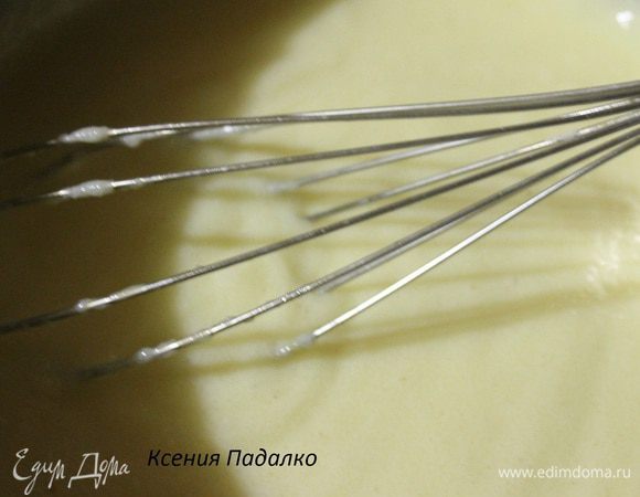 И тонкой струйкой влить в кашу, интенсивно помешивая, чтобы яйцо не свернулось. Накрыт крышкой кастрюлю и оставить до полного остывания.