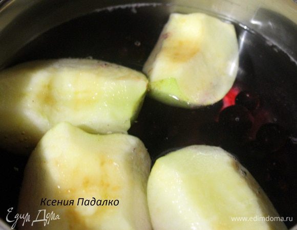 Пока манка остывает, займемся киселем. Для этого яблоко порезать на четвертинки, вынув семенную коробочку. Воду 500 мл, довести до кипения, всыпать яблоки и смородину. Добавить сахар. Варить до мягкости яблок.