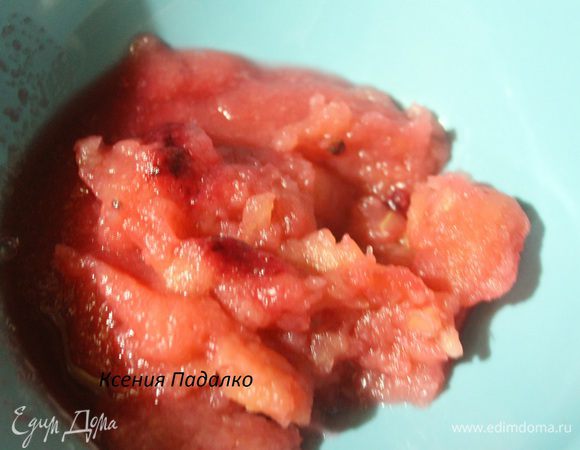 .. снять кожуру и размять их вилкой. И вернуть обратно в кастрюлю.