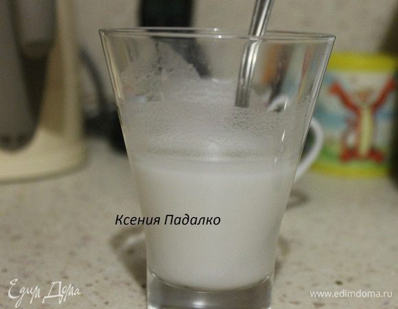 В воду 100 мл добавить крахмал и хорошо размешать. Потом тонкой струйкой  влить к фруктам. Перемешать, довести до кипения и  выключить огонь.