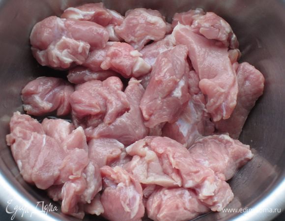 Мясо по мыть и обсушить бумажным полотенцем.Нарезать крупными кубиками.
