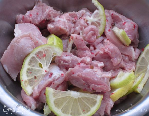 Мясо положить в глубокую миску,добавить розовый перец,лимон и лимонный сок, накрыть пищевой плёнкой и поставить в холодильник на 3 часа.