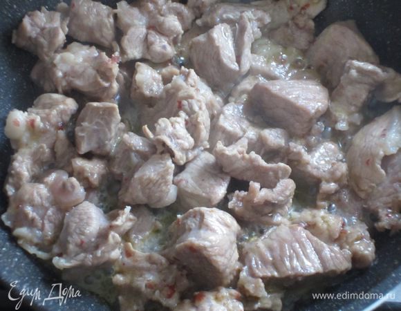 Разогреть в сковороде 4 ст.л. оливкового масла.Вынуть мяса из маринада (маринад процедить и отставить в сторону и) и обжарить на сильном огне 8-10 минут.Выложить мясо на блюдо.