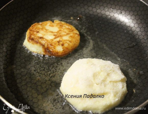 Из остывшей манки сформировать приплюснутые шарики, обмакнуть их в муку и обжарить с двух сторон в растительном масле, до золотистого цвета.