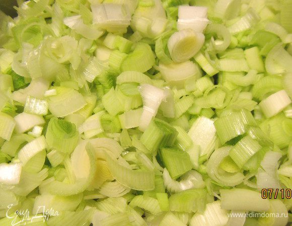 Лук-порей режем тонкими кружочками, обжариваем на масле (сливочном, оливковом, или их смеси, по вкусу) или припускаем в небольшом количестве воды. Я лук готовлю и тем и другим способом, в данном случае я его припустила на воде. Готовим его до мягкости. 
