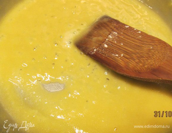 Приготовим соус бешамель. В сотейнике растапливаем сливочное масло, добавляем муку и готовим ее несколько минут. 
