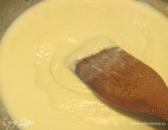 Начинаем постепенно вливать молоко, непрерывно помешивая, чтобы не образовались комочки. Готовим соус на среднем огне до загустения минуты 3-5.
