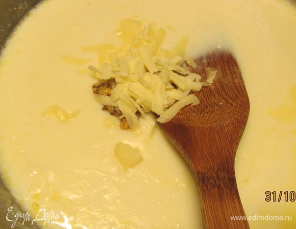 Добавляем в него половину сыра и горчицу (ее можно взять и побольше, это по Вашему усмотрению). Солим, перчим по вкусу.
