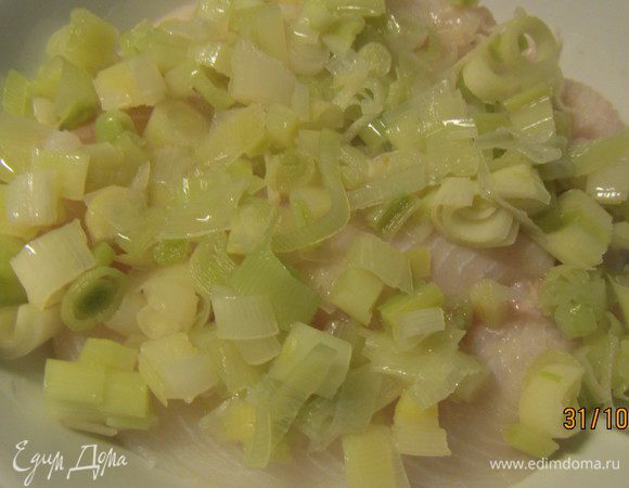 В форму для запекания (или небольшие порционные) выкладываем рыбное филе и лук порей. 
