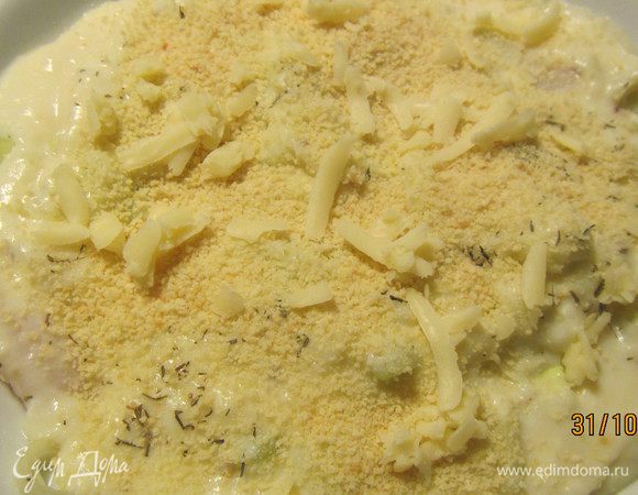 Сверху заливаем соусом. Посыпаем листиками тимьяна, хлебными крошками (у меня были панировочные сухари) и оставшимся сыром (можно его и побольше взять). Отправляем в духовку 180-200 гр минут на 20, до готовности рыбы (тут зависит от размера филе).
