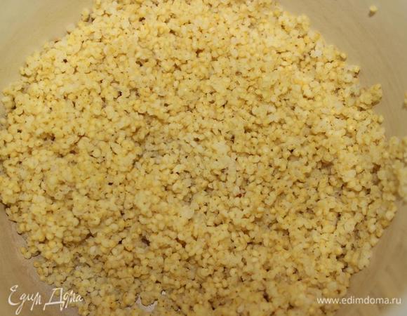 Крупу промоем и поставим варится в 2 стаканах воды. 
