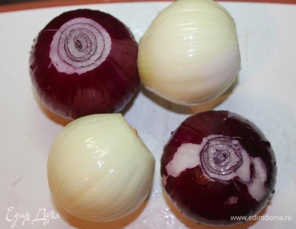 Берем крупные луковицы, очищаем от шелухи, немного срезаем часть основания так, чтобы луковицы могли устойчиво стоять. 
