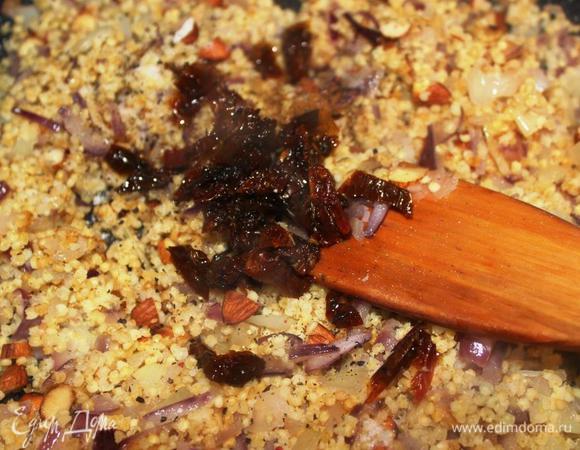 Вливаем пару ложек коньяка (можно пропустить этот шаг), приправляем тимьяном, мускатным орехом, перцем и нарезанными помидорками. 
Солим по вкусу и перемешиваем.
Даем фаршу немного остыть, а пока разогреваем духовку до 180 градусов. 




