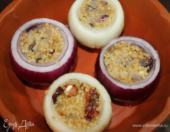 Фаршем заполняем луковицы, плотно утрамбовывая его.
И здесь уже по вашему желанию для большей сочности начинки можно полить лук сверху сметаной . Я оставила как есть.
Также по желанию можно за 10 минут до готовности посыпать луковицы натертым сыром.
Ставим запекаться минут на 30-40 до мягкости лука. 
У меня в режиме «турбогриль» лук запекался  30 минут. В обыкновенном режиме времени уйдет больше. 

