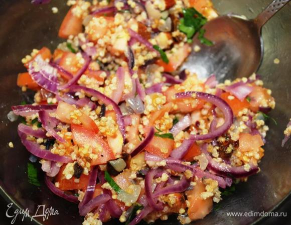 У меня осталась начинка, поэтому, пока запекался лук, я решила ее приспособить, сделав вкусный салатик.
Добавила к ней оставшийся лук (от внутренностей), пару нарезанных помидорок и рубленную зелень. Добавила по 1 ст.л. оливкового масла и бальзамического уксуса. 