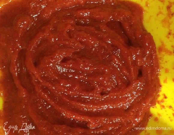 Измельчать свежую клубнику в блендере до однородности. Если используется замороженная клубника - то слегка разморозить, а затем измельчать вместе с выделившимся соком. У меня замороженная.