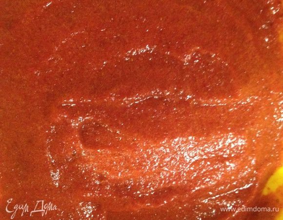 В клубничную массу добавляем желатин, даем ему немного набухнуть. Затем в массу добавляем 120г сахарный пудры и лимонный сок, хорошенечко перемешиваем и нагребаем на медленном огне. Варим, пока не растворился желатин, но не кипятим!!!